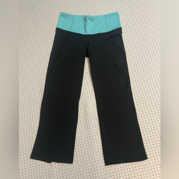Women 💙🖤Lululemon Gather & Crow Crop
Black/Tonka Stripe Angel Blue, size 4 - Picture 4 of 11